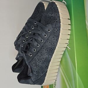 (New) Easy Street Reta Navy Platform Sneakers Size 6M